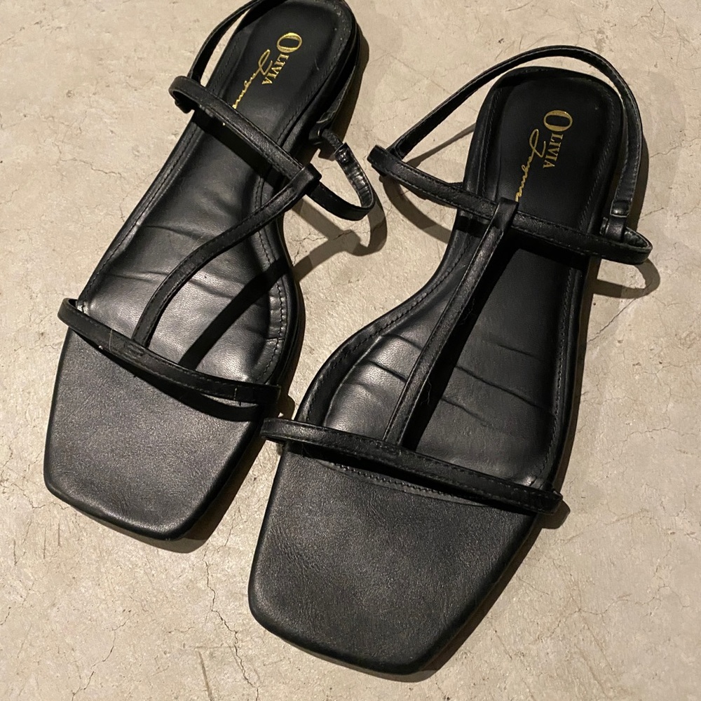 Black square toe T flat sandal
